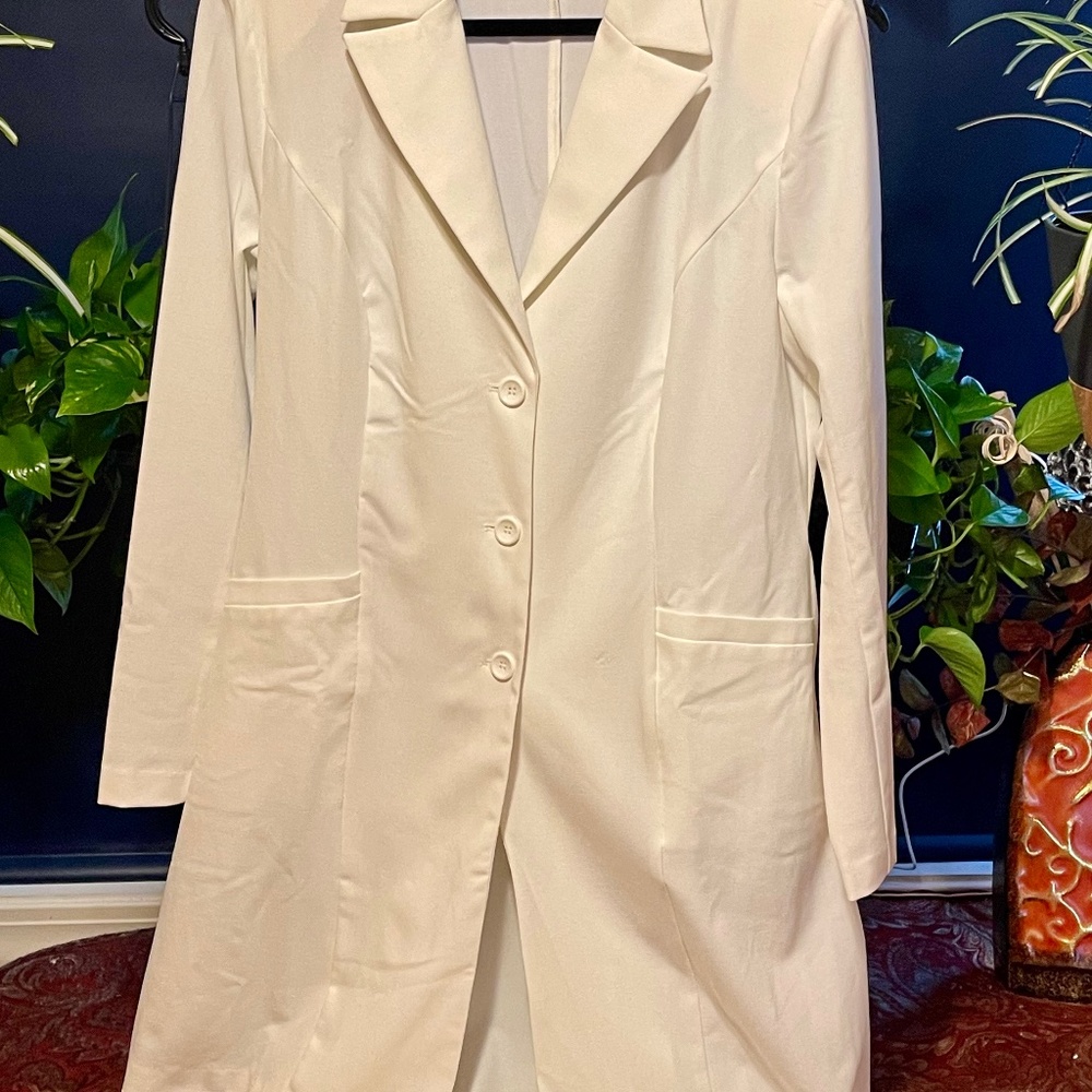 Women’s cream button up tuxedo top